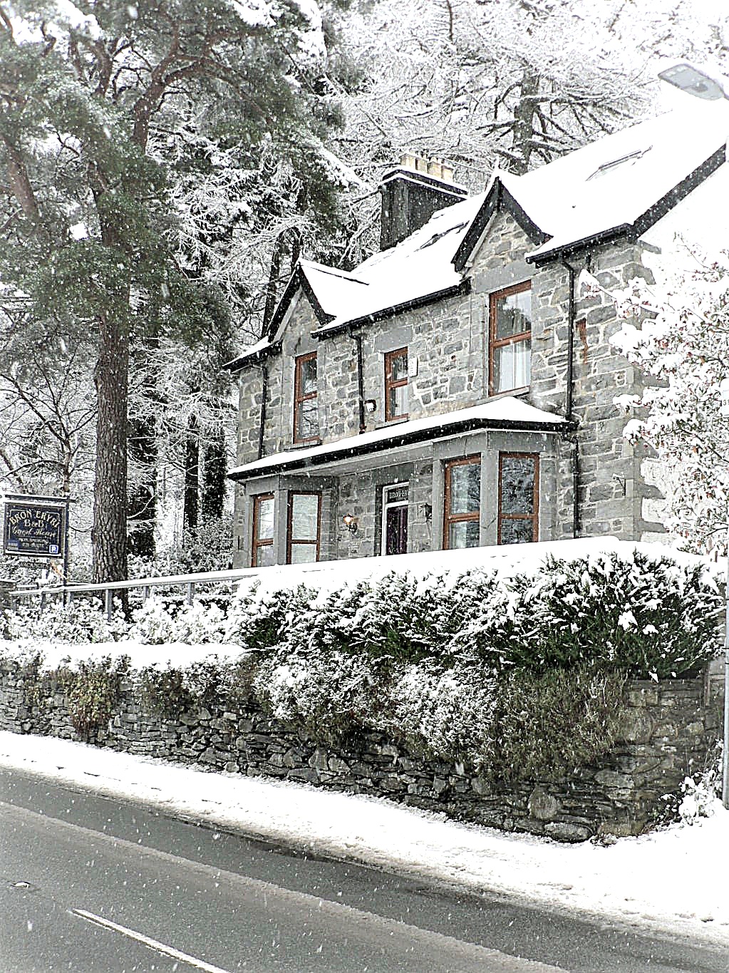Bron Eryri Guest House in the snow